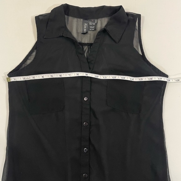 Sleeveless Blouse - Picture 4 of 6